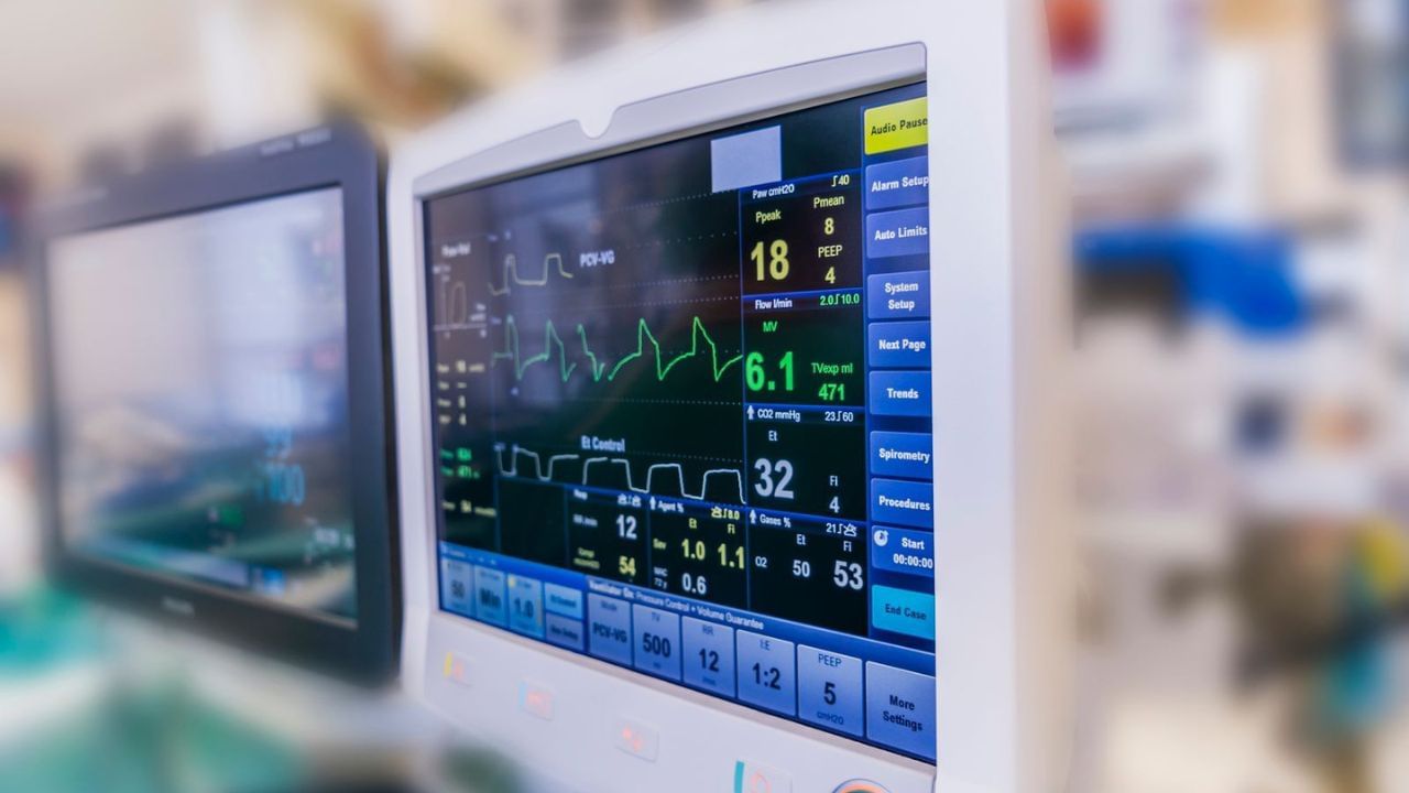 ECG - ડૉ. વરુણ બંસલ સમજાવે છે કે એક સરળ પરીક્ષણ છે જે હૃદયની વિદ્યુત પ્રવૃત્તિને રેકોર્ડ કરે છે. આની મદદથી, હૃદયના ધબકારામાં ખલેલ, અવરોધ અથવા હૃદયરોગના હુમલાના લક્ષણો ઓળખી શકાય છે.