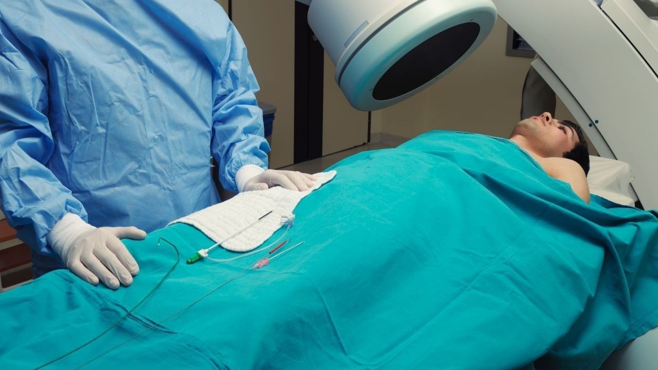 કેથલેબ ટેસ્ટ - આ સૌથી સચોટ ટેસ્ટ છે. આમાં, હાથ અથવા પગની નસમાંથી એક પાતળી નળી એટલે કે કેથેટર હૃદયમાં મોકલવામાં આવે છે અને રંગ ઇન્જેક્ટ કરવામાં આવે છે. આ રંગ એક્સ-રેમાં દેખાય છે, જે ડૉક્ટરને લોહીનો પ્રવાહ કેવો છે અને ક્યાં અવરોધ છે તે જોવાની મંજૂરી આપે છે.