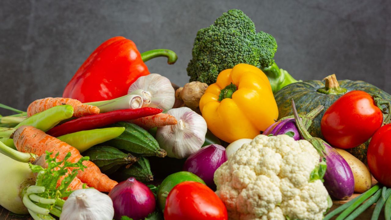 Heart Blockage Vegetables : આજકાલ તમામ ઉંમરના લોકોમાં હૃદયરોગ એક મોટી ચિંતાનો વિષય બની ગયો છે. ખાસ કરીને હૃદયની ધમનીઓમાં અવરોધને કારણે હૃદયમાં અવરોધ એક ખતરનાક સ્થિતિ છે. તેનું મુખ્ય કારણ બિનઆરોગ્યપ્રદ લાઈફસ્ટાઈલ, ખોટી ખાવાની આદતો અને વધતો તણાવ માનવામાં આવે છે. પરંતુ જો યોગ્ય સમયે કેટલાક જરૂરી ફેરફારો કરવામાં આવે તો આ જોખમ ઘણી હદ સુધી ઘટાડી શકાય છે.
