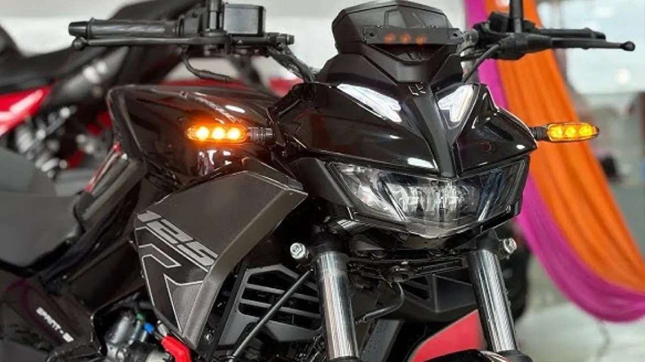 હીરો એક્સ્ટ્રીમ 160R 2V : આ બાઇક હલકી, ઇંધણ-કાર્યક્ષમ અને આર્થિક માનવામાં આવે છે. રૂપિયા 1.12 લાખની કિંમતે, તે આ યાદીમાં પણ સામેલ છે. ભારતમાં 150-160cc સ્પોર્ટી કોમ્યુટર સેગમેન્ટમાં તે હીરોની નવીનતમ એન્ટ્રી છે. આ મોટરસાઇકલ હવે બંધ કરાયેલી Xtreme Sports ની જગ્યાએ રજૂ કરવામાં આવી છે.