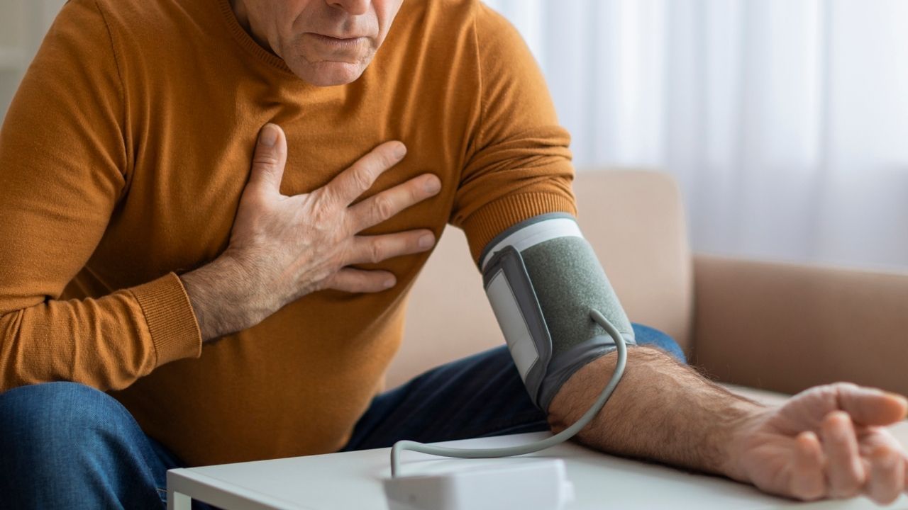 હાઈ બ્લડ પ્રેશરને નિયંત્રિત કરવા માટે નિયમિત ચાલવું અને કસરત કરવી ખૂબ જ મહત્વપૂર્ણ છે. નિયમિત કસરત તમારા હૃદયને મજબૂત બનાવે છે અને લોહી પંપ કરવાની ક્ષમતામાં સુધારો કરે છે, જે તમારી ધમનીઓ પર દબાણ ઘટાડે છે અને બ્લડ પ્રેશરને નિયંત્રણમાં રાખે છે. જો તમે દર અઠવાડિયે લગભગ 150 મિનિટ મધ્યમ ગતિએ ચાલો અથવા 75 મિનિટ ઝડપી દોડો, તો તમારું બ્લડ પ્રેશર ઘટાડી શકાય છે અને હૃદયનું સ્વાસ્થ્ય સુધરી શકે છે. દરરોજ ફક્ત 30 મિનિટ ઝડપી ચાલવાથી તમારા બ્લડ પ્રેશરને ઘટાડવામાં મદદ મળી શકે છે.