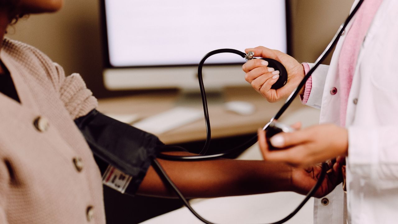 જો તમે કુદરતી રીતે હાઈ બ્લડ પ્રેશરને નિયંત્રિત કરવા માંગતા હો, તો તણાવ પર નિયંત્રણ રાખો. તણાવ હાઈ બ્લડ પ્રેશરનું મુખ્ય કારણ બની શકે છે. જ્યારે તમે લાંબા સમય સુધી તણાવમાં હોવ છો, ત્યારે તમારું શરીર સતત લડાઈ-ઓર-ફ્લાઇટ મોડમાં રહે છે. આનો અર્થ એ છે કે ઝડપી ધબકારા અને સંકુચિત રક્તવાહિનીઓ, જે બ્લડ પ્રેશરમાં વધારો કરે છે. સમયસર તણાવને નિયંત્રિત કરવો ખૂબ જ મહત્વપૂર્ણ છે, કારણ કે તે માત્ર બ્લડ પ્રેશર જ નહીં પરંતુ ઘણા રોગોનું કારણ પણ બને છે. તણાવને નિયંત્રિત કરવા માટે, તમે ધ્યાન, ઊંડા શ્વાસ, યોગ અથવા સમય વ્યવસ્થાપનની તકનીકો અપનાવી શકો છો.