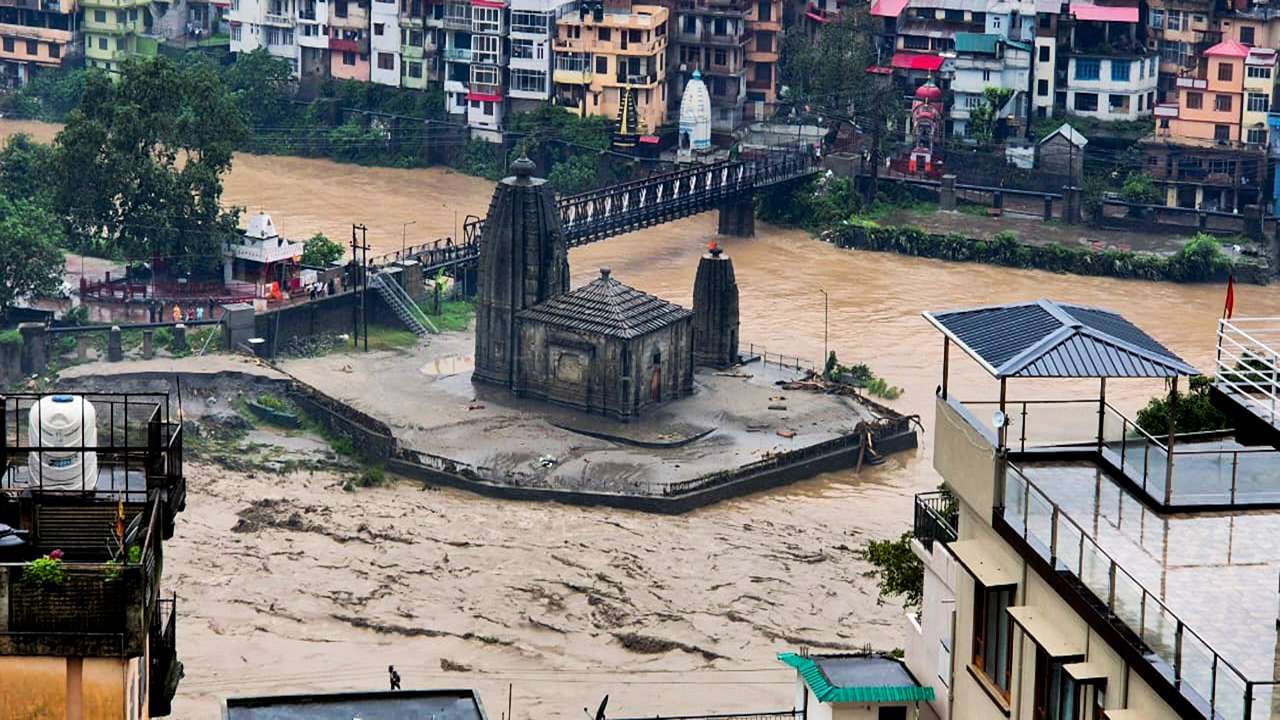 ધરમપુરમાં વાદળ ફાટવાથી 6 ઘરો પાણીમાં ડૂબી ગયા હતા. આ આંકડો મંગળવારે બપોરે 1 વાગ્યા સુધીનો છે. જૂનમાં રાજ્યમાં 37 ટકા વધુ વરસાદ પડ્યો છે. 6 જુલાઈ સુધી વરસાદ ચાલુ રહેવાની શક્યતા છે.