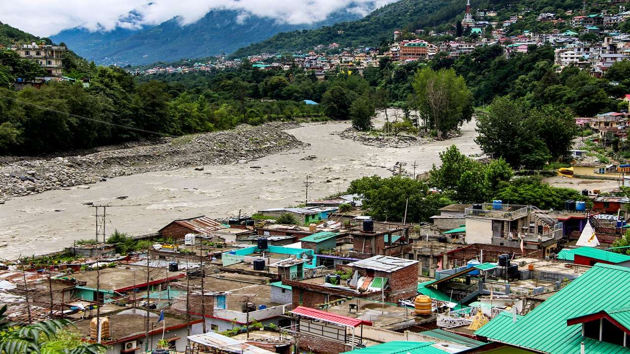 હવામાન વિભાગે મંગળવારે હિમાચલ પ્રદેશના કેટલાક ભાગો માટે ફરીથી રેડ એલર્ટ જાહેર કર્યું છે. વહીવટીતંત્ર સતત લોકોને સલામત સ્થળે રહેવા અને નદીઓ અને નાળાઓથી દૂર રહેવાની અપીલ કરી રહ્યું છે.