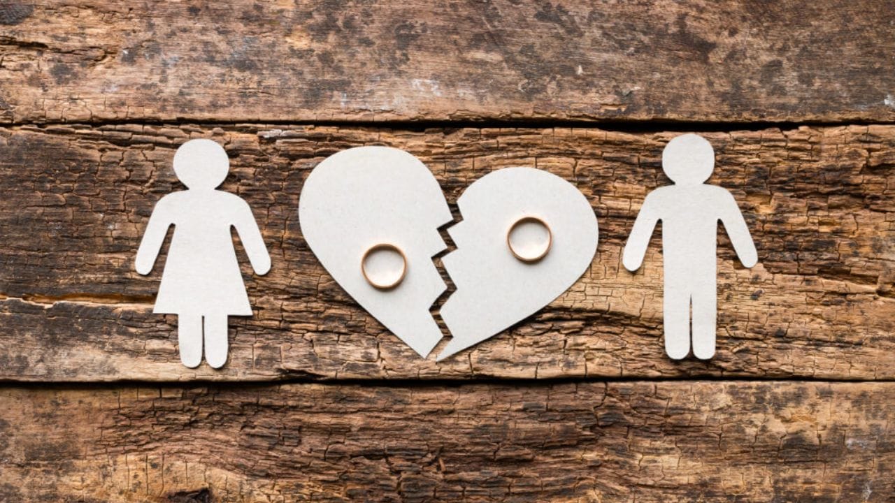 મુસ્લિમ સ્ત્રી ખુલા દ્વારા તેના પતિથી અલગ થઈ શકે છે પરંતુ પતિની સંમતિ જરૂરી છે. જો પતિ સંમત ન થાય તો તે "ફશ્ખ-એ-નિકાહ" - એટલે કે એકપક્ષીય છૂટાછેડા માટે કોર્ટમાં અરજી કરી શકે છે.
