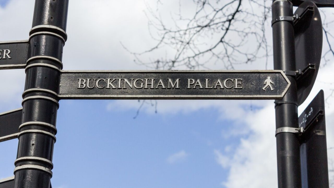 દુનિયાનું સૌથી મોંઘુ ઘર બકિંગહામ પેલેસ છે, જ્યાં બ્રિટિશ શાહી પરિવાર રહે છે. આ મહેલમાં 200 કે 400 નહીં પરંતુ 775 રૂમ છે. લંડનમાં સ્થિત આ ઘર તેના શાહી દરજ્જા માટે જાણીતું છે. અહીં કુલ 78 બાથરૂમ અને 1500 થી વધુ દરવાજા છે, જેમાંથી 52 રૂમ શાહી પરિવારના છે. બીજા 188 રૂમ મહેમાનો માટે છે, જ્યારે 92 રૂમ ત્યાં કામ કરતા સ્ટાફ અને નોકરો માટે છે.