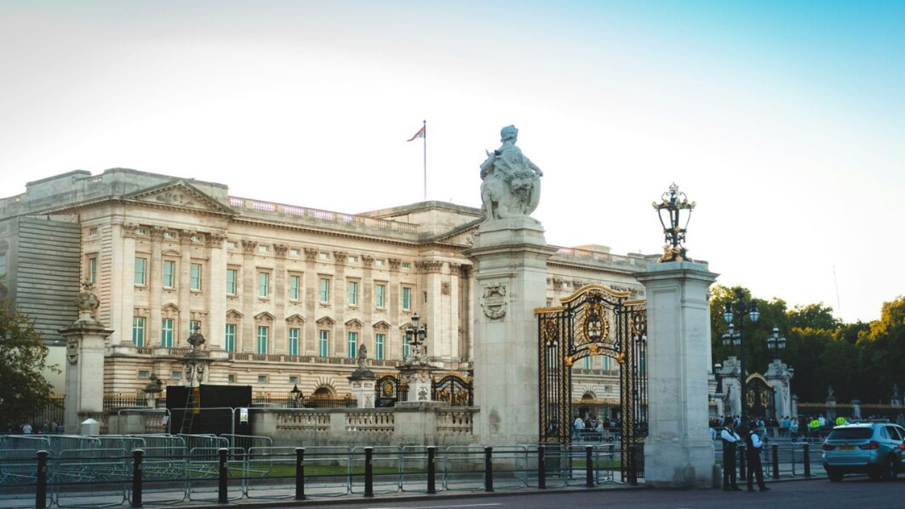 હાલમાં અહીં 800 થી વધુ કર્મચારીઓ કામ કરે છે. આ મહેલમાં પોસ્ટ ઓફિસ, હોસ્પિટલ અને સિનેમા હોલ છે. આ ઉપરાંત અહીં એક પાર્ક, હેલિકોપ્ટર માટે હેલિપેડ અને એક તળાવ પણ છે, જે ખાનગી છે. મીડિયા રિપોર્ટ્સ અનુસાર, આ મહેલની કિંમત લગભગ 4.9 અબજ ડોલર એટલે કે લગભગ 40 લાખ કરોડ રૂપિયા છે. આવી સ્થિતિમાં, મુકેશ અંબાણીનું એન્ટિલિયા તેની સામે કંઈ ન કહેવાય. 