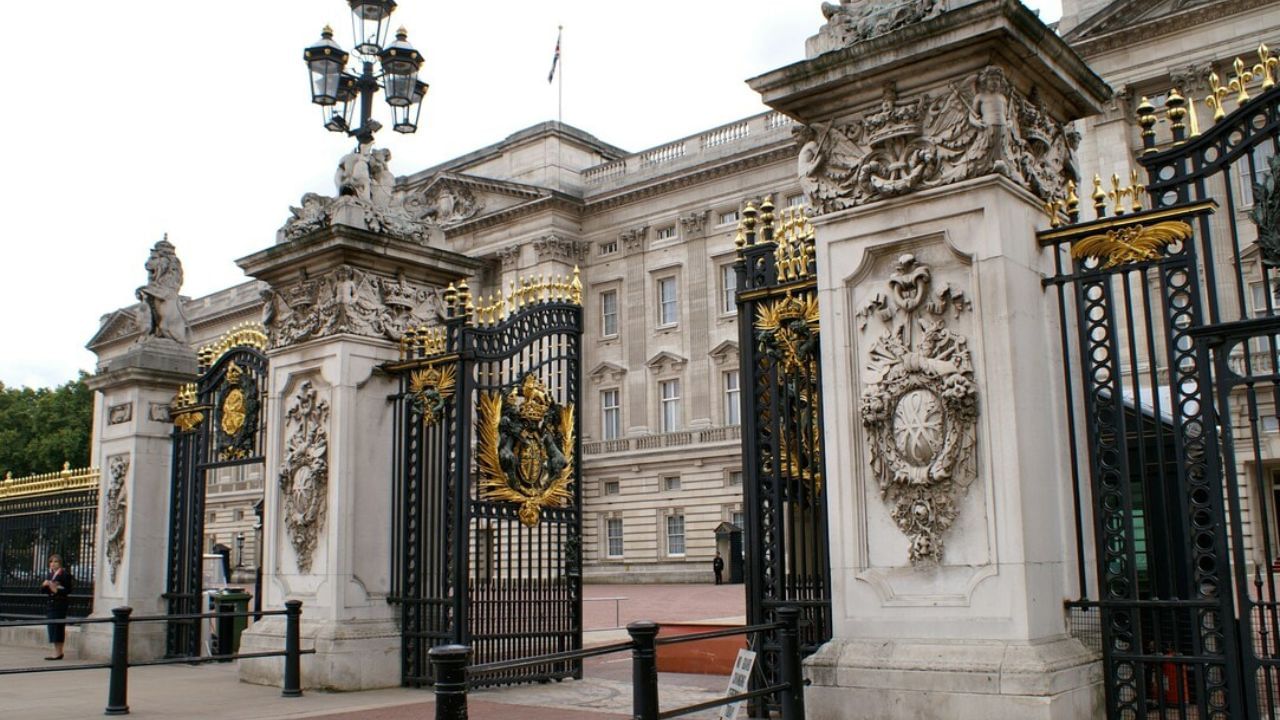 આ મહેલનો ઇતિહાસ 300 વર્ષથી વધુ જૂનો છે, જે બકિંગહામના ડ્યુક દ્વારા બનાવવામાં આવ્યો હતો. વર્ષ 1837માં રાણી વિક્ટોરિયાએ પહેલીવાર આ મહેલને પોતાનું ઘર બનાવ્યું હતું. જ્યારે આ મહેલ બનાવાયો ત્યારે તેમાં વીજળી નહોતી. વીજળી ન હોવાને કારણે મહેલમાં રાત્રે મીણબત્તીઓથી અજવાળું કરવામાં આવતું હતું. વર્ષ 1883માં પહેલી વખત મહેલમાં વીજળી આવી હતી.