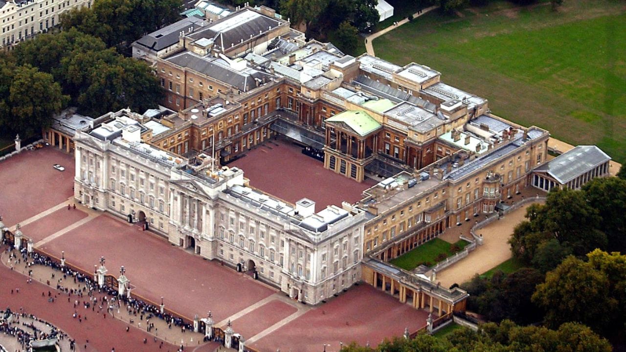 મોટાભાગના લોકો નથી જાણતા કે વિશ્વનું સૌથી મોટું ઘર કયું છે. લોકોનું માનવું છે કે, મુકેશ અંબાણીનું એન્ટિલિયા જ દુનિયાનું સૌથી મોટું અને મોંઘું ઘર છે. હવે ખરી હકીકત તો એ છે કે, દુનિયાનું સૌથી મોંઘુ ઘર બ્રિટિશ શાહી પરિવારનું છે. 