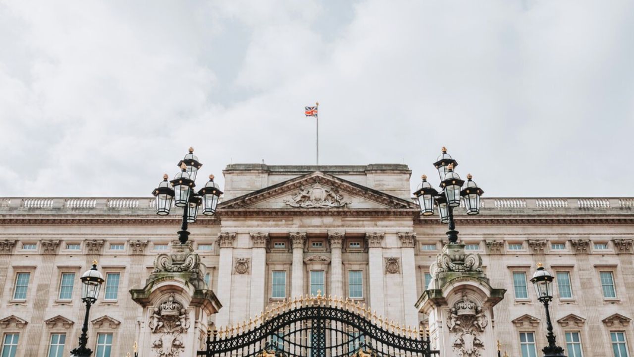 આ ઉપરાંત, 350 થી વધુ ઘડિયાળો સ્થાપિત છે. આટલું જ નહીં, આ મહેલના ભોંયરામાં એક ATM મશીન પણ સ્થાપિત થયેલ છે, જે શાહી પરિવારનું ખાનગી ATM મશીન છે, જ્યાંથી બીજા કોઈને પૈસા ઉપાડવાની મંજૂરી નથી.