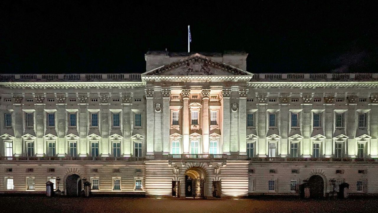 મીડિયા રિપોર્ટ્સ અનુસાર, આ મહેલ બ્રિટિશ રાજવી પરિવારની ખાનગી મિલકત નથી પરંતુ બ્રિટિશ સરકાર તેની માલિકી ધરાવે છે. આ મહેલમાં એક બગીચો હતો, જ્યાં પાછળથી આ મહેલ બનાવવામાં આવ્યો હતો. 108 મીટર લાંબો અને આગળથી 120 મીટર પહોળો આ મહેલ પોતાનામાં ખૂબ જ ખાસ છે. કુલ 77,000 ચોરસ મીટર વિસ્તારમાં બનેલ આ મહેલમાં 1514 દરવાજા છે, જ્યારે 760 બારીઓ છે. 