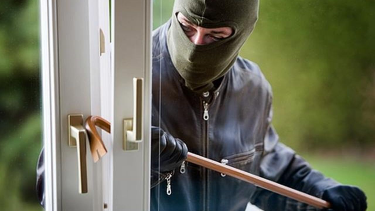 વીમા દાવો: જો તમારી પાસે ચોરી માટે વીમા કવરેજ હોય તો તમારે તમારી વીમા કંપનીને ઘટના વિશે જાણ કરવી જોઈએ અને દાવાની પ્રક્રિયા શરૂ કરવી જોઈએ. આ તમને તમારી પોલિસીની શરતોને આધીન ચોરાયેલી વસ્તુઓની કિંમત વસૂલવામાં મદદ કરશે.
