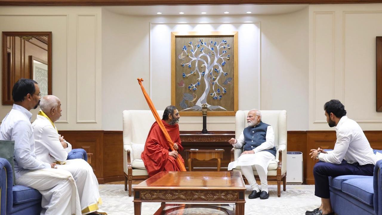સમતા મૂર્તિ સ્તોરી કેન્દ્રના પરિસરમાં સ્થિત 108 દિવ્ય દેશોમાં દેવતાઓની મૂર્તિઓ માટે કરવામાં આવતી દૈનિક વિધિઓ વિશે પ્રધાનમંત્રીને માહિતી આપવામાં આવી હતી.