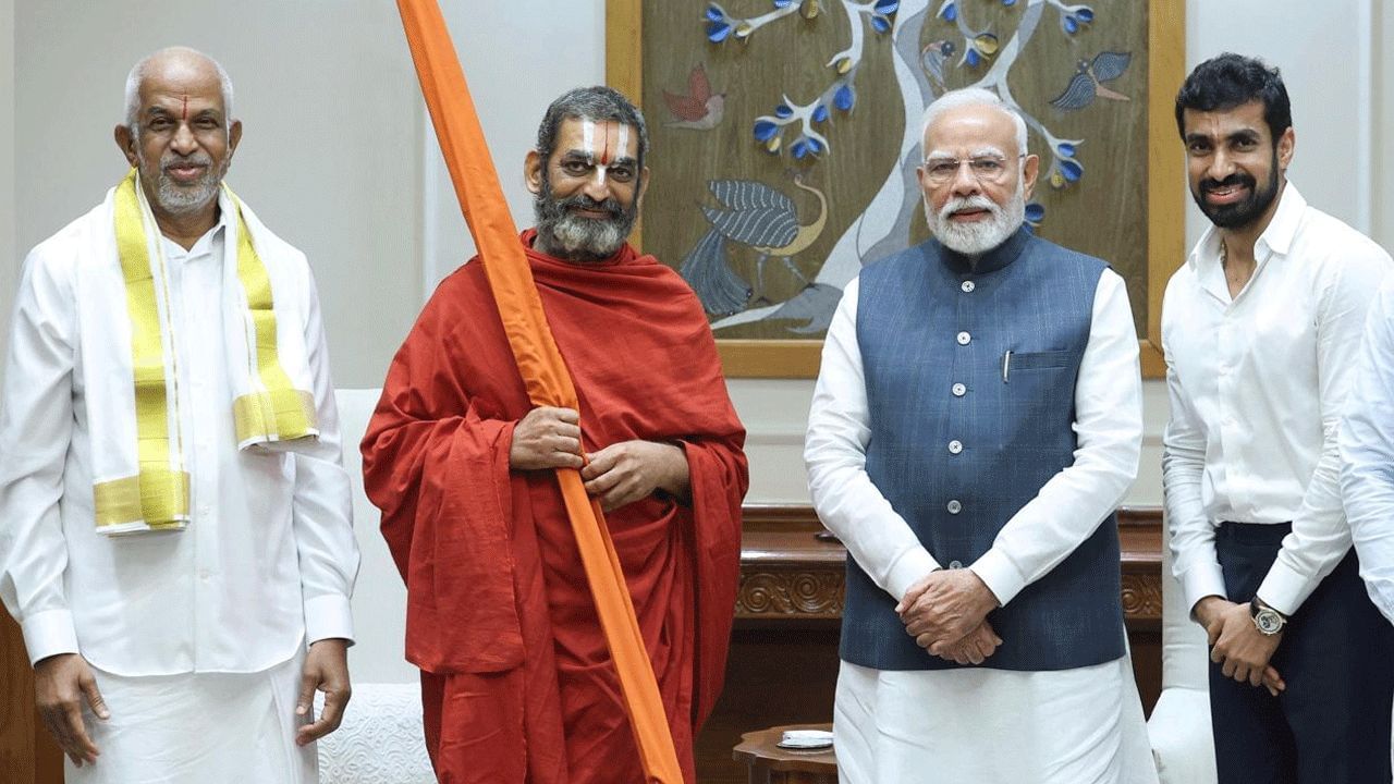 આ પ્રસંગે પ્રધાનમંત્રી મોદીએ માયહોમ ગ્રુપના ચેરમેન ડૉ. રામેશ્વર રાવ અને એક્ઝિક્યુટિવ વાઇસ ચેરમેન રામુરાવને આધ્યાત્મિક અને દિવ્ય કાર્યક્રમો દ્વારા સમાજમાં ભક્તિને પ્રોત્સાહન આપવાના તેમના પ્રયાસો બદલ અભિનંદન આપ્યા.