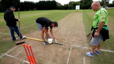 ICC રૂલબુક અનુસાર ક્રિકેટનો નવમો નિયમ છે 'મેદાનની તૈયારી અને જાળવણી'. મેચ શરૂ થાય તે પહેલા મેદાન અને પિચ સારી રીતે તૈયાર કરવું જરૂરી છે.