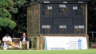 ICC રૂલબુક અનુસાર ક્રિકેટનો ત્રીજો નિયમ છે સ્કોરર્સ. એટલે કે સ્કોર રાખનારા (લખનાર) અધિકારી. ક્રિકેટની દરેક મેચના સ્કોર માટે તેઓ જવાબદાર હોય છે.