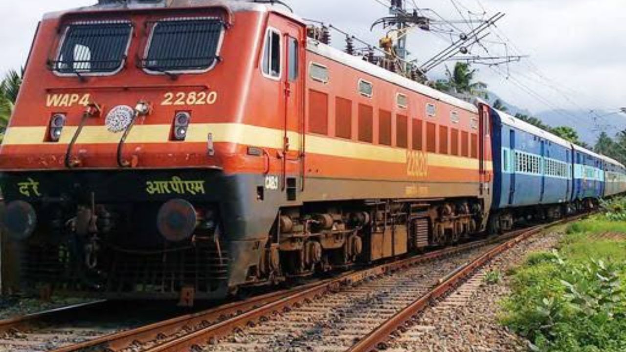 મેડિકલ ઇમરજન્સી: જો કોઈ મુસાફર ભારતીય રેલવેમાં મુસાફરી કરતી વખતે અચાનક બીમાર પડી જાય તો IRCTC તેને તાત્કાલિક તબીબી સહાય પૂરી પાડે છે. તેણે ફક્ત 139 પર કૉલ કરવાનો રહેશે અથવા ટ્રેનમાં હાજર સ્ટાફની મદદ લેવાની રહેશે.
