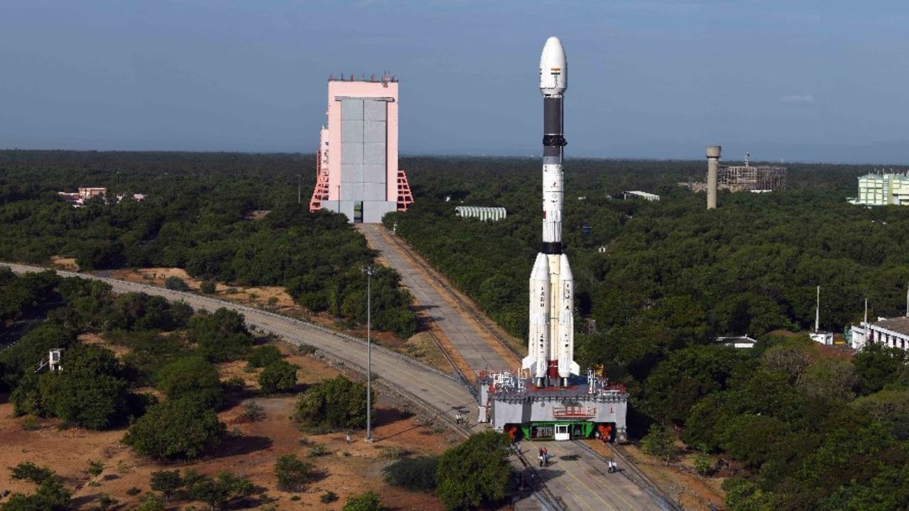 ભારતીય અવકાશ સંશોધન સંગઠન (ISRO) ગુજરાતમાં દેશનું બીજું સૌથી મોટું અવકાશ મથક બનાવશે. આ મહત્વાકાંક્ષી પ્રોજેક્ટ માટે કામ ઝડપી ગતિએ ચાલી રહ્યું છે, જેનો ખર્ચ ₹10,000 કરોડ થવાનો અંદાજ છે, એમ ISRO સ્પેસ એપ્લિકેશન્સ (SAC) ના ડિરેક્ટર નિલેશ દેસાઈએ એક મીડિયાને આપેલા ઈન્ટવ્યુમાં જણાવ્યું હતું.