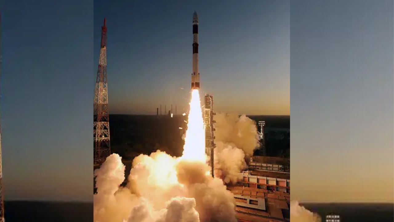 કેન્દ્રની નીતિની જેમ, ગુજરાત સરકારે પણ અવકાશ મિશન નીતિ રજૂ કરી છે, જેનો લાભ રાજ્યને થશે.દેસાઈએ જણાવ્યું હતું કે ગુજરાતમાં દીવ અને વેરાવળ વચ્ચે એક સ્પેશ સ્ટેશન બનાવવામાં આવશે. તેમણે કહ્યું હતું કે ગુજરાત સ્થિત આ અવકાશ મથકથી SALV અને PSLV રોકેટ લોન્ચ કરવામાં આવશે.