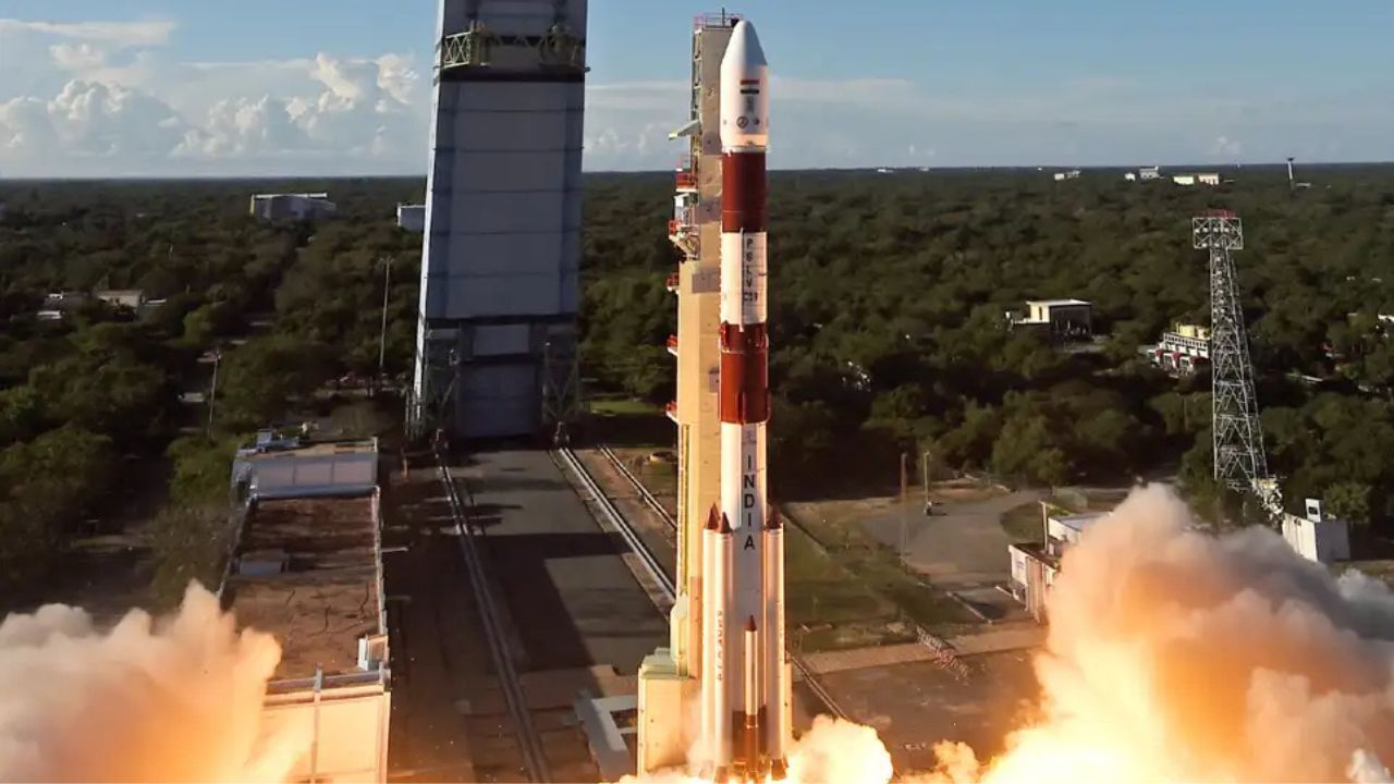 ISRO ના 70% કાર્યક્રમ હવે કોમ્યુનિકેશન, નેવિગેશન અને રિમોટ સેન્સિંગ પર કેન્દ્રિત છે. ચંદ્રયાન 5,મેન ઓન મેન ગગનયાન અને વીનસ ઑર્બિટ મિશન 2026 સુધીમાં પૂર્ણ થશે.