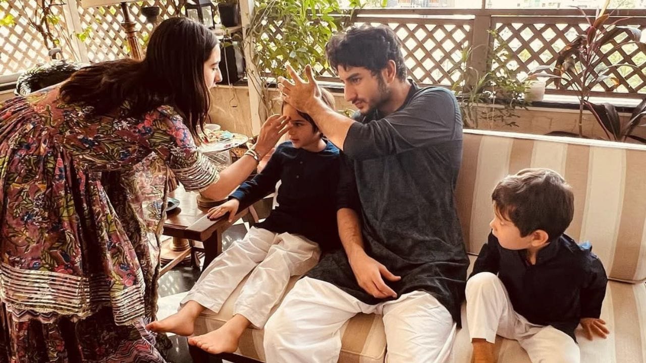 ઇબ્રાહિમ અલી ખાનને 2 સાવકા ભાઈ તૈમૂર અને જેહ છે, જે સૈફ અને કરીના કપૂર ખાનના બાળકો છે. કરીના કપૂર અને ઈબ્રાહિમ અલી ખાનના પણ સારા સંબંધો છે.