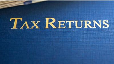 આવકવેરા પહેલા ભારતમાં લગાવવામાં આવેલા મુખ્ય ટેક્સ વિશે વાત કરીએ તો. (Land Tax / Lagaan) સૌથી મોટો આવક સ્ત્રોત હતો.ખેતીની જમીન પર ટેક્સ વસૂલવામાં આવતો હતો.અકબરના સમયમાં, ટોડરમાલે એક વ્યવસ્થિત જમીન કર પ્રણાલી બનાવી હતી. જેને ઝબ્તી પ્રણાલી કહેવામાં આવે છે.