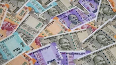 ભારતમાં આવકવેરાની પરંપરા ખુબ જુની છે. ભારતમાં આવક વેરો પહેલી વખત બ્રિટિશ શાસનમાં લાગુ થયો હતો. અંગ્રેજ અધિકારી જેમ્સ વિલ્સને પહેલી વખતે આવકવેરો લાગુ કર્યો હતો. ભારતમાં આવકવેરાની શરુઆત 14 જુલાઈ 1860માં સર જેમ્સ વિલ્સન દ્વાર થઈ હતી. તે એ સમયે બ્રિટિશ ભારતનો નાણાં સભ્ય હતો.