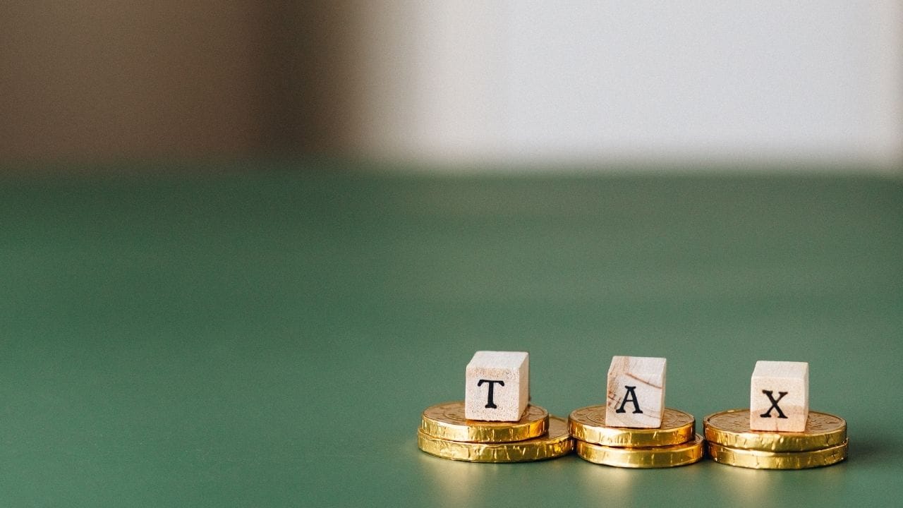 તો કોના પર આવકવેરો લગાવવામાં આવ્યો હતો. પહેલી વખત આવકવેરો એ લોકો પર લગાડવામાં આવ્યો હતો. જેની વાર્ષિક આવક 500 રુપિયાથી વધારે હતી. આ આવકવેરો વ્યક્તિઓ અને વેપારીઓ બંને પર લાગુ પડતો હતો.