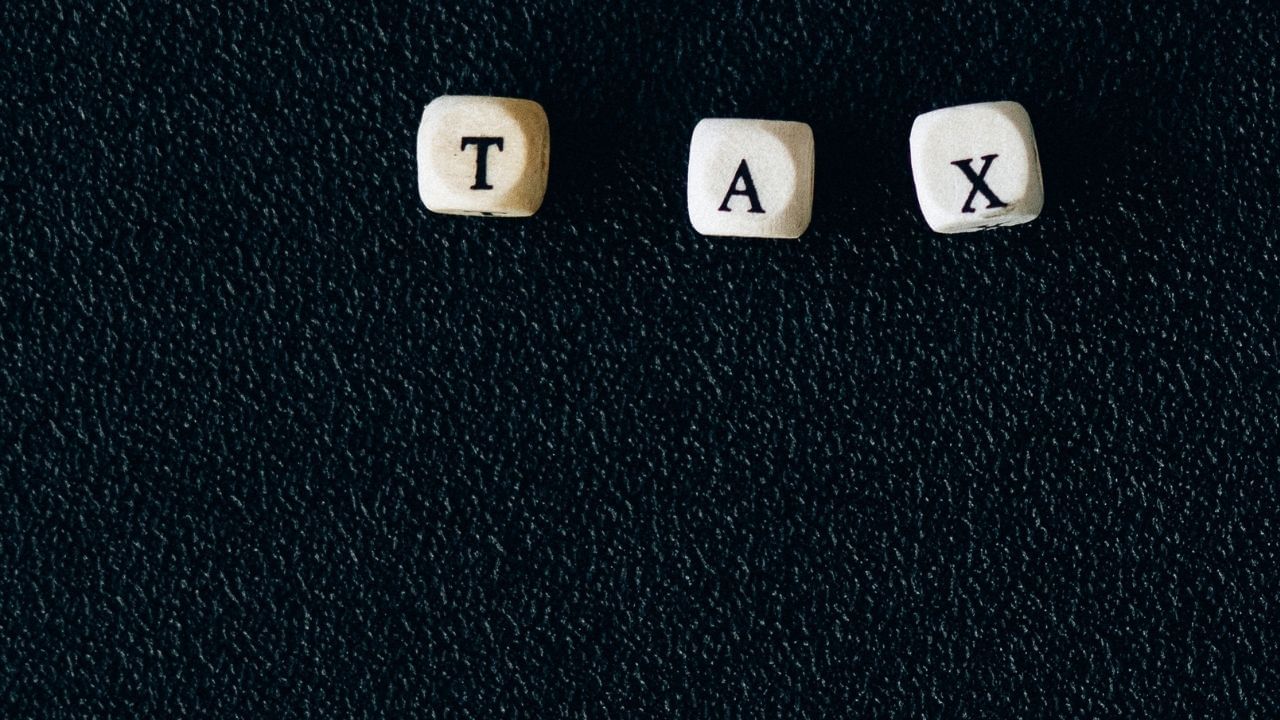 આ કર કામચલાઉ હતો અને યુદ્ધ દરમિયાન લાગાવવામાં આવ્યો હતો. 1802માં જ્યારે યુદ્ધ થોડા સમય માટે બંધ થયું ત્યારે તેને નાબૂદ કરવામાં આવ્યો હતો. પરંતુ જ્યારે યુદ્ધ ફરી શરૂ થયું, ત્યારે 1803માં તેને ફરીથી દાખલ કરવામાં આવ્યો હતો.