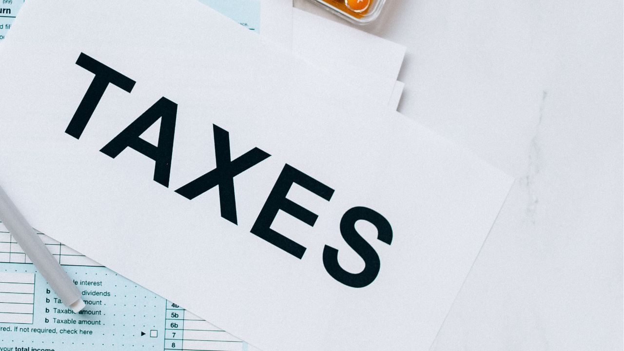 Octroi / Toll Tax શહેરમાં સામાન લાવવા કે બહાર લઈ જવા પર કસ્ટમ ડ્યુટી લગાવવામાં આવતી હતી.ભેટ/શ્રદ્ધાંજલિ પર ટેક્સ રાજા અથવા સામંતશાહીઓને આપવામાં આવતી ભેટો પર ટેક્સ સામાજિક દબાણ હેઠળ લેવામાં આવ્યા હતા.