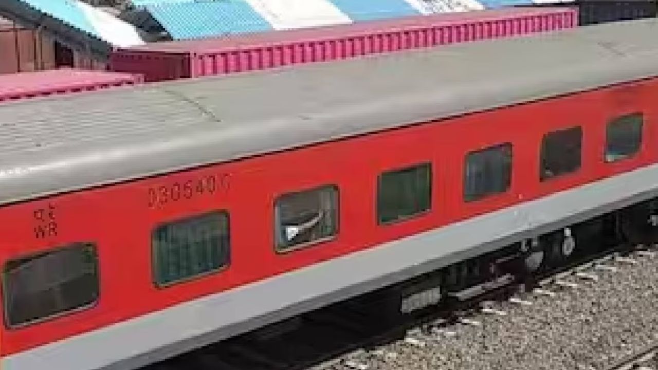 KSR બેંગલુરુ રાજધાની એક્સપ્રેસ દેશની સૌથી વધુ કમાણી કરતી ટ્રેન છે, જે નવી દિલ્હીને બેંગલુરુ સાથે જોડે છે. 2022-23માં, તેણે રૂ. 1,760.67 કરોડની કમાણી કરી, જે આશ્ચર્યજનક છે.