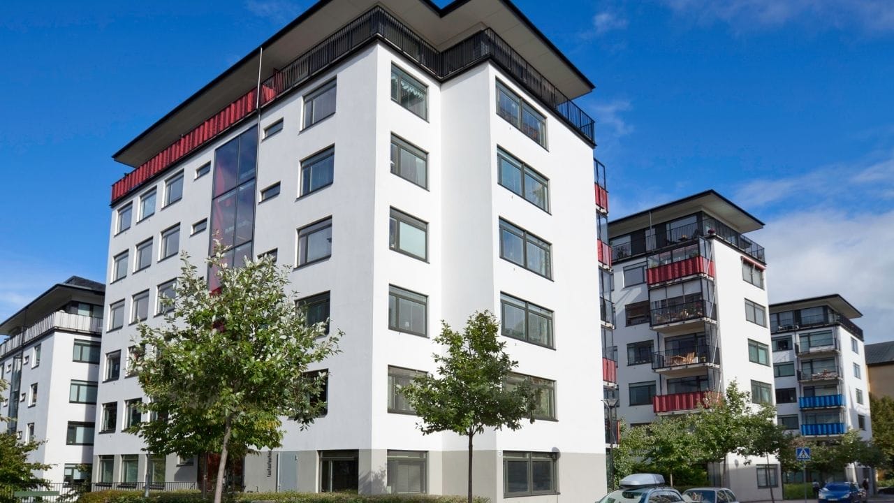 CBRE સાઉથ એશિયા પ્રાઇવેટ લિમિટેડ અને એસોચેમના તાજેતરના અહેવાલ મુજબ, જાન્યુઆરીથી જૂન 2025 સુધીમાં દિલ્હી-NCRમાં 4000 વૈભવી ઘરો વેચાયા હતા, જે ગયા વર્ષના સમાન સમયગાળા કરતા ત્રણ ગણા વધારે છે. આ આંકડો દિલ્હી-એનસીઆરને દેશમાં લક્ઝરી રિયલ એસ્ટેટનું સૌથી મોટું કેન્દ્ર બનાવે છે. આ પ્રદેશના ડેવલપર્સે પ્રીમિયમ સુવિધાઓ અને આધુનિક ડિઝાઇન પર ખાસ ધ્યાન આપ્યું છે, જેના કારણે ખરીદદારો આકર્ષાયા છે.