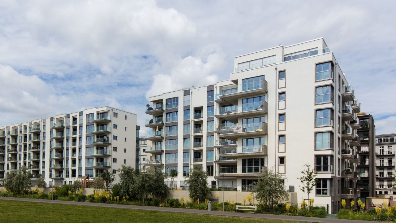 આ વર્ષે જાન્યુઆરીથી જૂન દરમિયાન 7300 લક્ઝરી હાઉસિંગ યુનિટ્સ લોન્ચ કરવામાં આવ્યા હતા, જે ગયા વર્ષ કરતા 30% વધુ છે. આ વધારો દર્શાવે છે કે ડેવલપર્સ લક્ઝરી સેગમેન્ટમાં વધતી માંગને પહોંચી વળવા માટે ઝડપથી કામ કરી રહ્યા છે. પ્રીમિયમ સુવિધાઓ, પર્યાવરણને અનુકૂળ ડિઝાઇન અને અદ્યતન ટેકનોલોજી જેવી સુવિધાઓ આ પ્રોજેક્ટ્સને ખાસ બનાવી રહી છે.