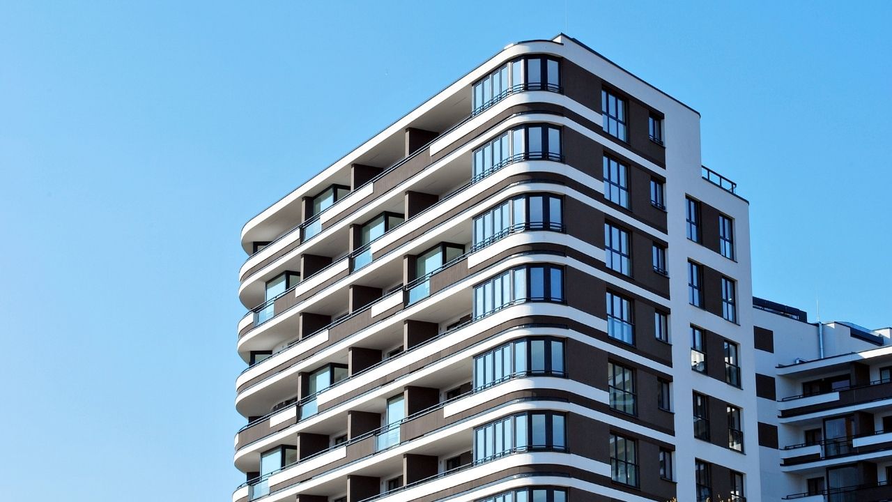 CBRE ના મેનેજિંગ ડિરેક્ટર (મૂડી બજારો અને જમીન) ગૌરવ કુમારે IANS ના એક અહેવાલમાં જણાવ્યું હતું કે, "લક્ઝરી હાઉસિંગમાં માંગ અને પુરવઠા બંનેમાં નોંધપાત્ર વધારો થયો છે. આ વલણ ખરીદદારોની બદલાતી પસંદગીઓને પ્રતિબિંબિત કરે છે. તેમણે વધુમાં કહ્યું કે ભારતનું રિયલ એસ્ટેટ બજાર વૈશ્વિક અને સ્થાનિક રોકાણકારો માટે આકર્ષક બની રહ્યું છે. ઉચ્ચ નેટવર્થ વ્યક્તિઓ (HNWIs), અતિ-ઉચ્ચ નેટવર્થ વ્યક્તિઓ અને NRIs વૈશ્વિક આર્થિક અનિશ્ચિતતાઓ વચ્ચે સલામત રોકાણ તરીકે લક્ઝરી પ્રોપર્ટીઝને પસંદ કરી રહ્યા છે. મજબૂત યુએસ ડોલરનો ફાયદો પણ આ રોકાણકારોને ભારત તરફ આકર્ષિત કરી રહ્યો છે.