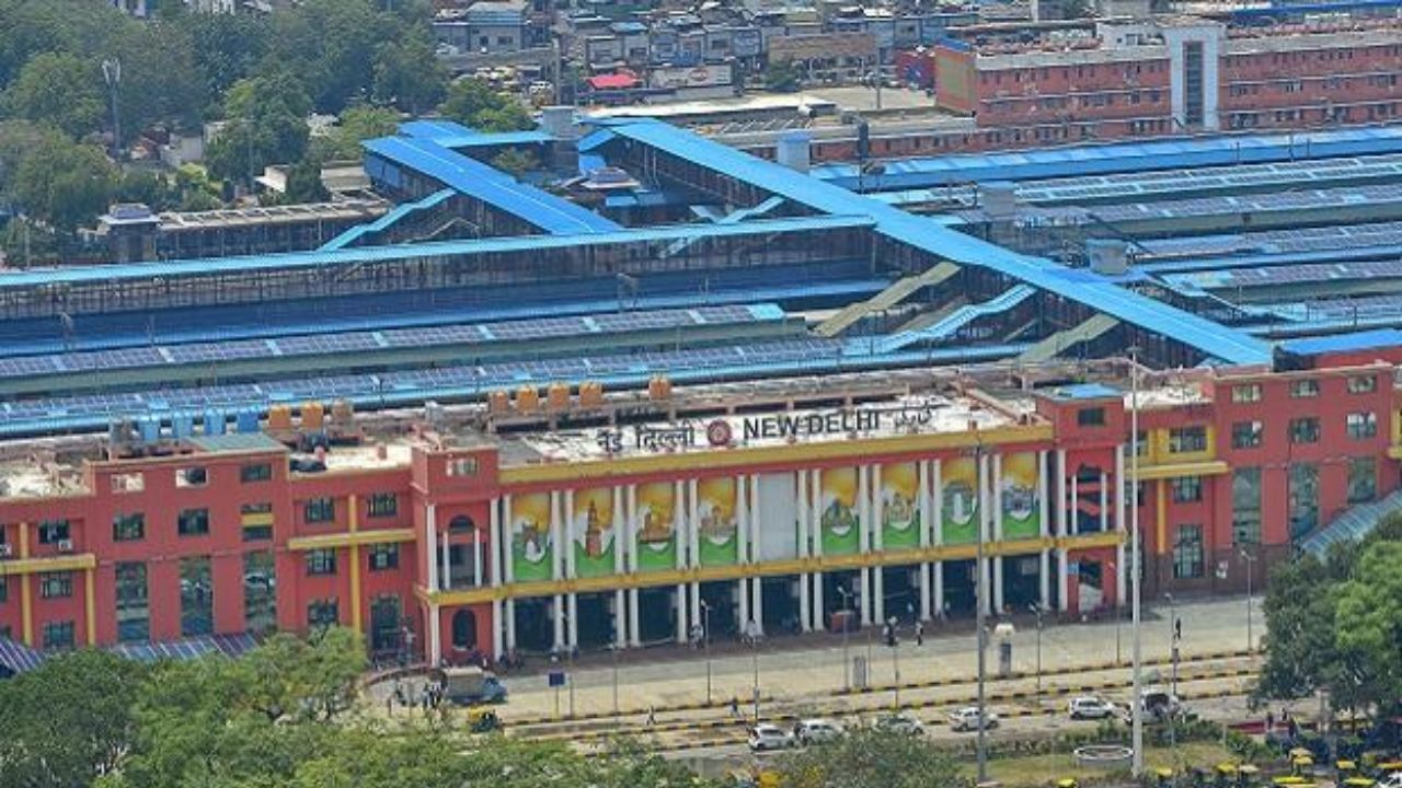 નવી દિલ્હી રેલવે સ્ટેશન, જે NDLS કોડ દ્વારા ઓળખાય છે, તે ભારતીય રેલવેનું સૌથી વધુ કમાણી કરતું સ્ટેશન છે. આ સ્ટેશન રાજધાની દિલ્હીના હૃદયમાં સ્થિત છે અને મહત્વના રેલવે સ્ટેશન હેઠળ આવે છે.