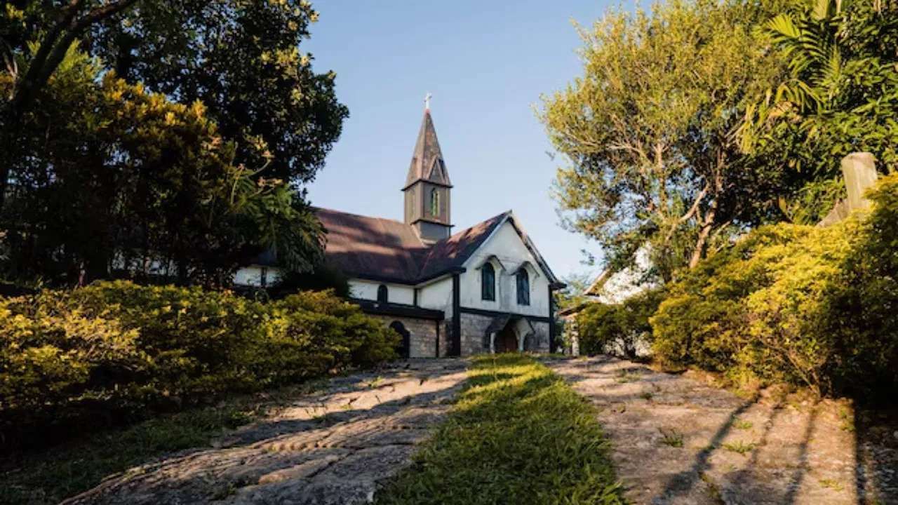 આ ગામની વસ્તી 516 છે અને 2003 થી, આ ગામમાં પરિવારોની સંખ્યામાં 7 નો વધારો થયો છે. પહેલા ગામમાં ફક્ત એક હોમસ્ટે હતું. હવે 27 હોમસ્ટે છે. અહીં વાંસ અને લાકડાના બનેલા ઘરો છે. આખા ગામમાં વાંસના બનેલા ડસ્ટબિન પણ મૂકવામાં આવ્યા છે.