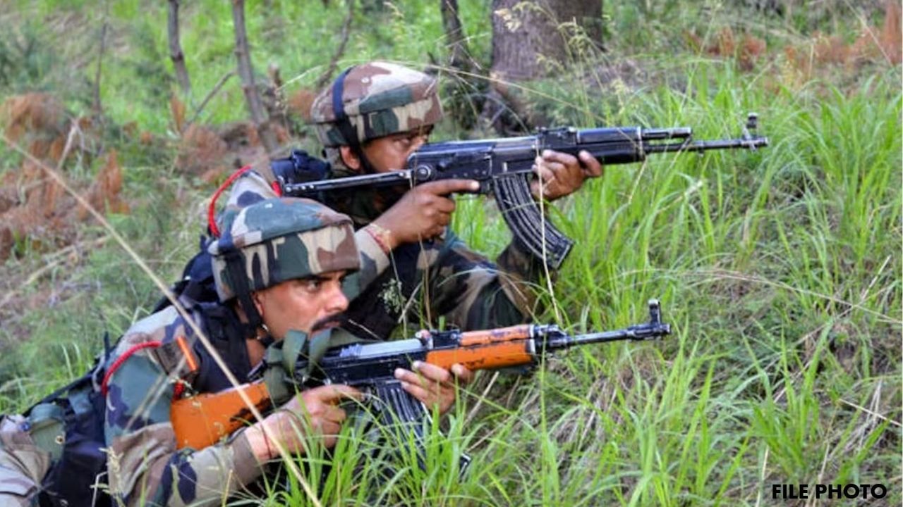 મળતી માહિતી મુજબ, સોમવારે શ્રીનગર જિલ્લાના હરવાન વિસ્તારમાં કોર્ડન અને સર્ચ ઓપરેશન દરમિયાન ગોળીબારના અવાજો સંભળાયા હતા. જંગલ વિસ્તારમાં શંકાસ્પદ આતંકવાદીઓની ગતિવિધિઓની માહિતી મળ્યા બાદ સુરક્ષા દળોએ ઘેરાબંધી કરી હતી. જેમાં ત્રણ આતંકવાદીઓ માર્યા ગયા હતા. જ્યારે બે આતંકવાદીઓ ઘાયલ થયા હોવાના અહેવાલ છે. 50 રાષ્ટ્રીય રાઇફલ્સ (RR), 24 RR, શ્રીનગર પોલીસ અને CRPF ની ટીમો આ કાર્યવાહીમાં સામેલ છે. (All Image - Chinar Corps)