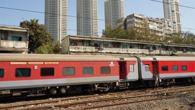 ભારતીય રેલવે વિશ્વના ચોથા સૌથી મોટું રેલવે નેટવર્ક છે, રેલવે દેશની બહાર શહેર અને ગામને આસપાસ જોડે છે. રેલવેના કારણે ભારતની કનેક્ટિવિટી ગામડે ગામડે સુધી પહોંચે છે. આજે ભારતમાં અંદાજે 15 હજાર ટ્રેન ચાલે છે.