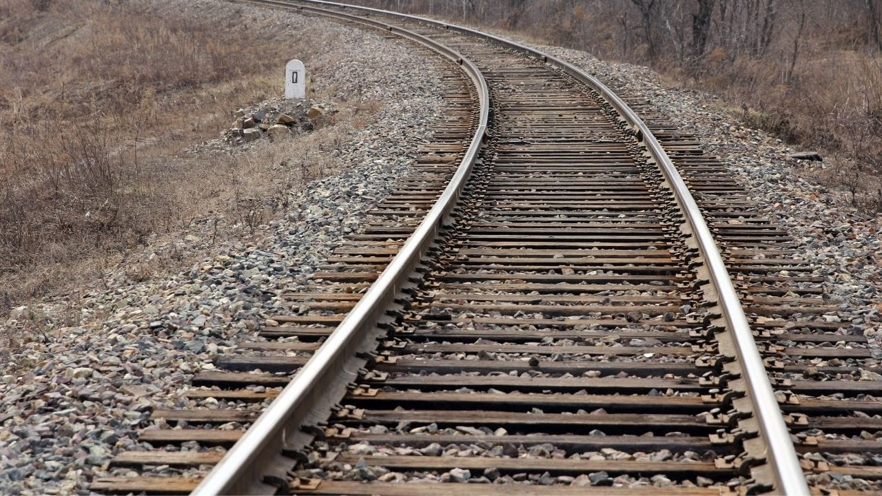  ભારતીય રેલવેમાં મુસાફરી કરતા લોકો હંમેશા તત્કાલ ટિકિટ બુક કરે છે. તત્કાલ ટિકિટ સાથે જોડાયેલ નિયમમાં એક મોટો ફેરફાર કરવામાં આવ્યો છે. 1 જુલાઈથી રેલવેએ તત્કાલ ટિકિટ બુકિંગના આધાર કાર્ડ ઓથેંટિકેશનને જરુરી કરવામાં આવ્યું હતુ. 