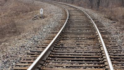  ભારતીય રેલવેમાં મુસાફરી કરતા લોકો હંમેશા તત્કાલ ટિકિટ બુક કરે છે. તત્કાલ ટિકિટ સાથે જોડાયેલ નિયમમાં એક મોટો ફેરફાર કરવામાં આવ્યો છે. 1 જુલાઈથી રેલવેએ તત્કાલ ટિકિટ બુકિંગના આધાર કાર્ડ ઓથેંટિકેશનને જરુરી કરવામાં આવ્યું હતુ. 