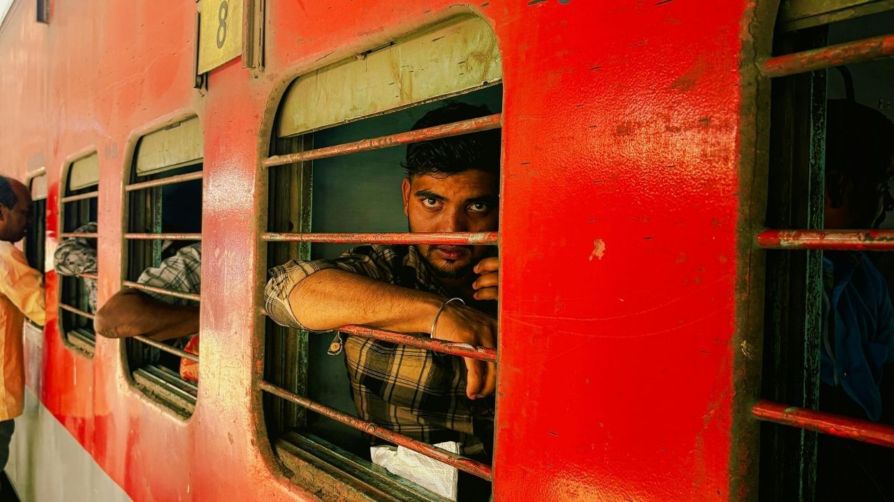 હવે આઈઆરસીટીસીની વેબસાઈટ અને એપ દ્વારા  ઓનલાઈન તત્કાલ ટિકિટ બુકિંગ માટે આધાર ઓટીપી જરુરી થવા જઈ રહ્યું છે. તો ચાલો જાણીએ કે, કેમ જરુરી છે આ નિયમ, આ નિયમમાં ફેરફાર કરવામાં આવતા શું ફાયદો થશે?