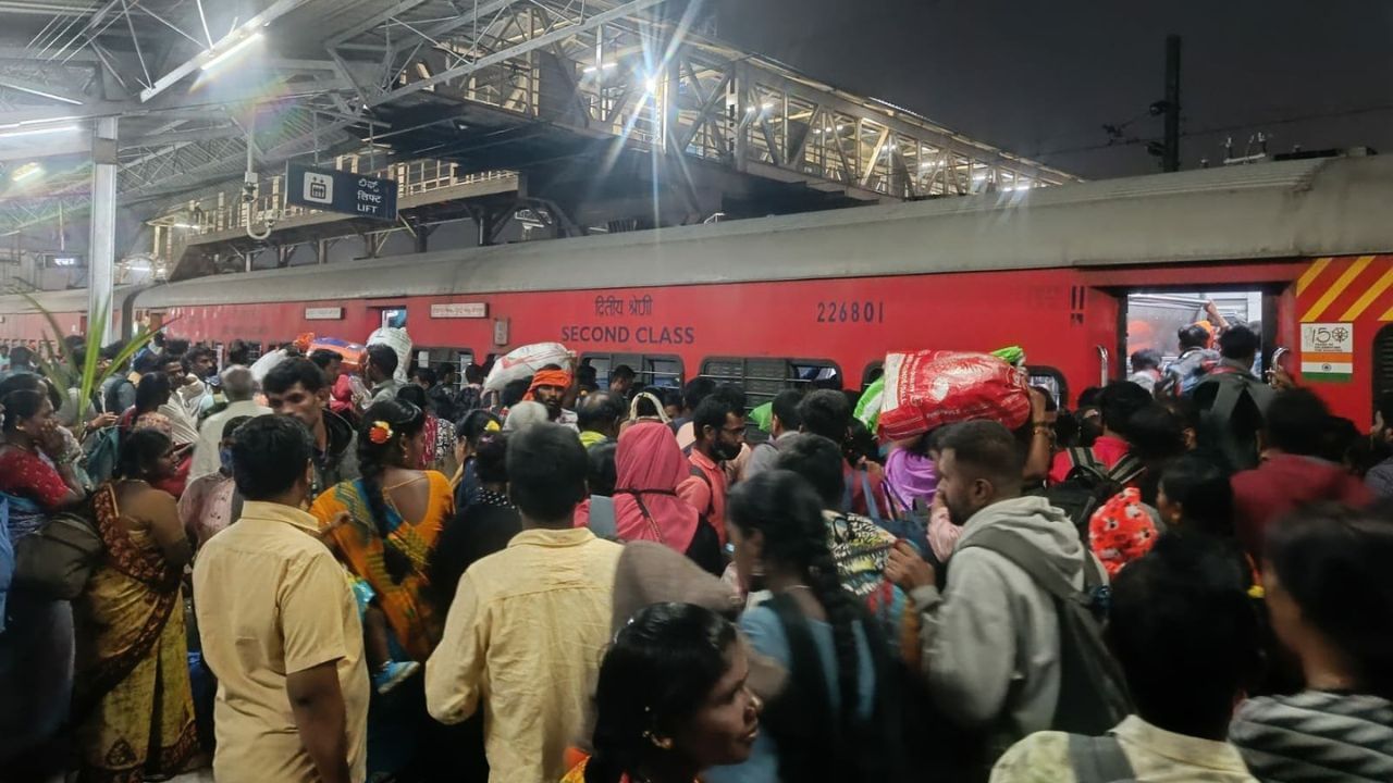  આ સમસ્યાના ઉકેલ માટે નવા નિયમો લાવવામાં આવ્યા છે. ટિકિટ બુક કરાવતી વખતે આધારનો ઉપયોગ કરીને, ટિકિટ કોણ બુક કરાવી રહ્યું છે. તે જાણી શકાશે અને ટિકિટ ફક્ત તે વ્યક્તિને જ આપવામાં આવશે જેનો આધાર તેના IRCTC એકાઉન્ટ સાથે લિંક થયેલ છે. 