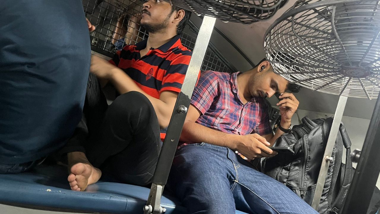 તો ચાલો હવે જાણી લઈએ કે, ટ્રેનમાં સીસીટીવી લગાવવાના ફાયદા શું છે. તો તમને જણાવી દઈએ કે, ભારતીય રેલવે દુનિયાની સૌથી મોટા રેલ નેટવર્કમાંથી એક છે. ભારતીય રેલવેમાં મેલ,એક્સપ્રેસ,પેસેન્જર જેવી ટ્રેનો સામેલ છે.ભારતીય રેલવેમાં દરરોજ અંદાજે 2.4 કરોડ લોકો મુસાફરી કરે છે.