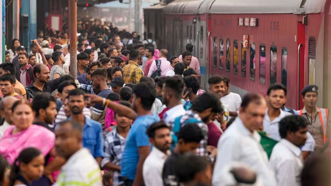 પ્રારંભિક સ્ટેશન પરથી માત્ર 150 ટિકિટ જ મળશે અને ટ્રેનના માર્ગમાં આવતાં સ્ટેશનો પર કુલ ક્ષમતા પ્રમાણે 20 ટકા ટિકિટ જ જાહેર કરવામાં આવશે.