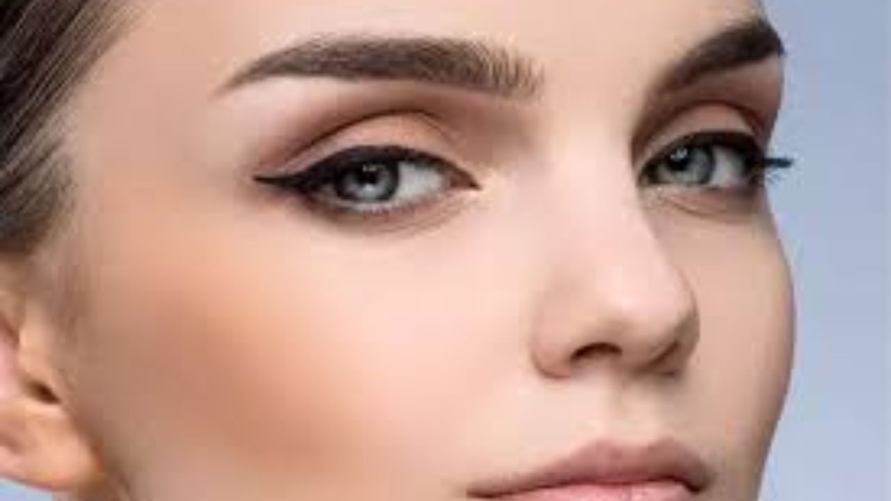 ઉંચી-નીચી આઈબ્રો: સામુદ્રિક શાસ્ત્ર મુજબ જે લોકોની આઈબ્રો થોડી અસમાન હોય છે અથવા તેમનો આકાર ખૂબ સારો નથી આવા લોકો ખૂબ ગરીબીમાં રહે છે. તેમના પર હંમેશા આર્થિક સંકટની સ્થિતિ રહે છે. આ લોકોમાં ઝડપથી ગુસ્સો અને ચીડિયાપણું આવવાની વૃત્તિ હોય છે.