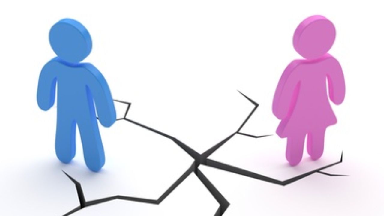 Legal Separation કેમ લેવામાં આવે છે? : જ્યારે કોઈ વ્યક્તિ ડિવોર્સ લેવા માંગતી નથી પણ સાથે રહેવા પણ માંગતી નથી. બાળકો અથવા મિલકત અંગે સ્પષ્ટ કરાર જરૂરી છે. સામાજિક/ધાર્મિક કારણોસર છૂટાછેડા લેવા માંગતા નથી, પરંતુ લગ્નજીવન ચાલુ રાખવા માંગતા નથી. ત્યારે Legal Separation લેવા જરુરી છે.