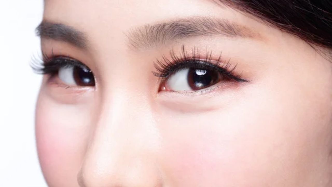 સમુદ્રશાસ્ત્ર અનુસાર ત્રાંસી આંખો ધરાવતા લોકોનો આત્મવિશ્વાસ ખૂબ જ સારો હોય છે. તેઓ પોતાના આત્મવિશ્વાસના આધારે કંઈપણ કરવા સક્ષમ હોય છે. તેમની બુદ્ધિ વ્યાવહારિક હોવાને કારણે તેઓ સંબંધોમાં સમતુલન જાળવી શકે છે અને લોકોનો સહયોગ મેળવી શકે છે.
