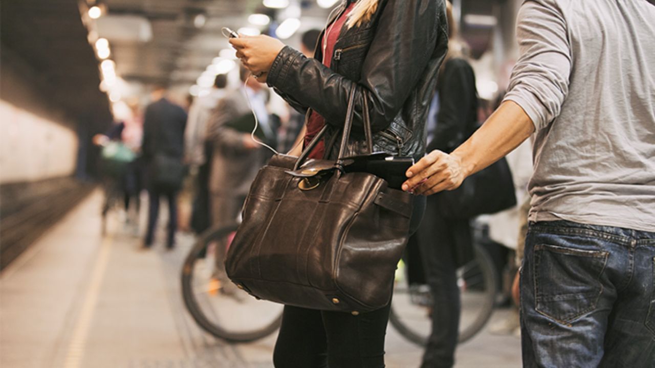 રિમોટ ટ્રેકિંગ: જો તમે અગાઉ ફાઇન્ડ માય આઇફોન (એપલ ડિવાઇસ માટે) અથવા ફાઇન્ડ માય ડિવાઇસ (એન્ડ્રોઇડ ડિવાઇસ માટે) જેવી રિમોટ ટ્રેકિંગ સુવિધાઓ સક્ષમ કરી હોય, તો તમે આ ટૂલ્સનો ઉપયોગ તમારા ફોનનું સ્થાન ટ્રેક કરવા માટે કરી શકો છો અથવા દુરુપયોગ અટકાવવા માટે તમારા વ્યક્તિગત ડેટાને રિમોટલી સાફ કરી શકો છો.