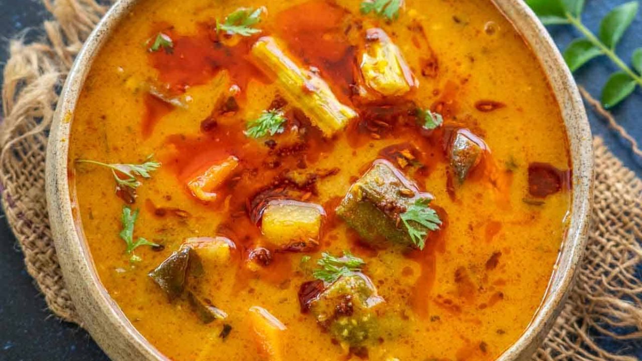 શ્રાવણ મહિનામાં કઢી ન ખાવાનું વૈજ્ઞાનિક કારણ: આયુર્વેદમાં એવું પણ કહેવામાં આવ્યું છે કે શ્રાવણ મહિનામાં દૂધ, દહીં અથવા તેમાંથી બનેલી વસ્તુઓનું સેવન કરવાનું ટાળવું જોઈએ. આમ કરવાથી વ્યક્તિને શરીર સંબંધિત ઘણી સમસ્યાઓ થઈ શકે છે. આ સમયગાળા દરમિયાન આ વસ્તુઓનું સેવન કરવાથી પાચનતંત્ર પર ખરાબ અસર પડી શકે છે. 
