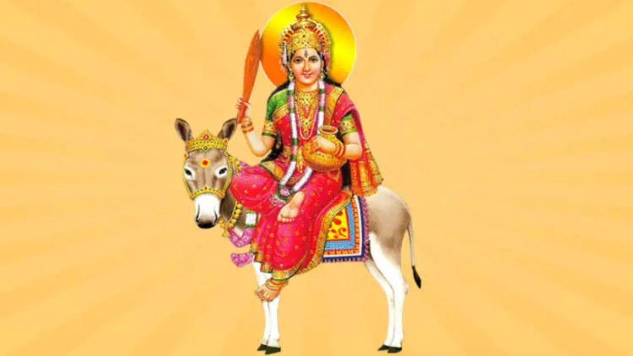 આ દિવસે વાસી ખોરાક ખાવાની પરંપરા સદીઓથી ચાલી આવે છે. પૂજા અને પરિવાર માટે એક દિવસ અગાઉથી ભોજન તૈયાર કરવામાં આવે છે. સ્ત્રીઓ સવારે વહેલા ઉઠીને શીતળા માતાની પૂજા કરવા મંદિરમાં જાય છે અને એક દિવસ પહેલા તૈયાર કરેલો ખોરાક પ્રસાદ તરીકે લે છે. ઘણા લોકોના મનમાં આ પ્રશ્ન હોય છે કે શીતળા સાતમ પર ઠંડુ વાસી ખોરાક કેમ ખાવામાં આવે છે. આ દિવસે ઘરે ખોરાક કેમ રાંધવામાં આવતો નથી?